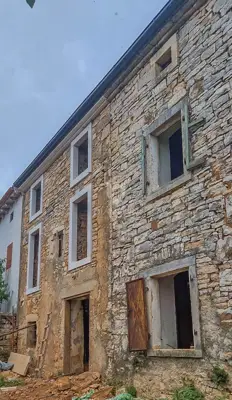 Istrian estate with several stone houses and great investment potential