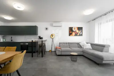 Stan 98,87 m², Poreč - 500 m od mora