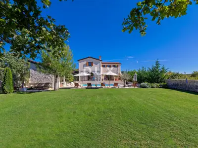 House 279 m², Svetvinčenat - pool and summer kitchen