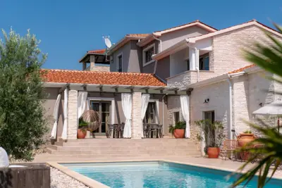 Vila 245 m², Višnjan - grijani bazen i konoba