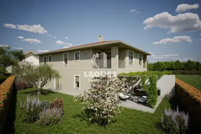 Wohnung in Neubau mit zwei Parkplätzen und Garten in Novigrad