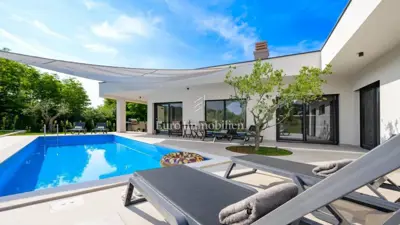 Vila 140 m², Rovinj - bazen i vrt okruženi prirodom