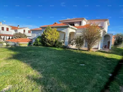 Umag! Kuća s velikom okućnicom i terasom.