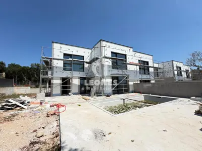 Haus in Novigrad, Pool 20 m² und ruhige Lage