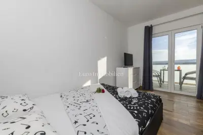 Vila u Omišu, pogled na more i bazen - 12