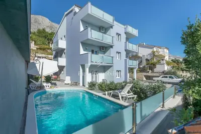 Vila u Omišu, pogled na more i bazen