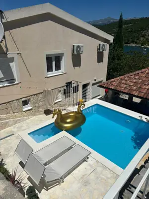 Kuća za odmor s bazenom 5o metara od mora