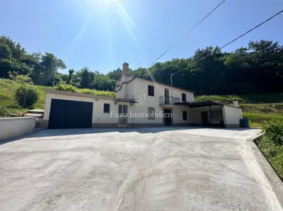 Kuća 2.500 m², Cerovlje - pogled na dvorac Belaj