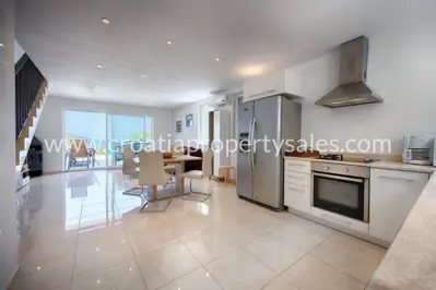 Apartmanska kuća 320 m², Vis - 150 m od mora - 5