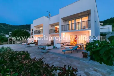 Apartmanska kuća 320 m², Vis - 150 m od mora