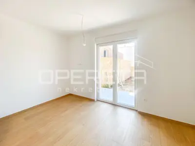 Stan s bazenom i vrtom u Stivašnici, 260,40 m² - 17