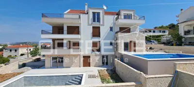 Stan s bazenom i vrtom u Stivašnici, 260,40 m² - 10