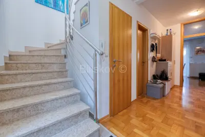 Sale, Zagreb, Sesvete, 5-room apartment, terrace, 2VPM - 8