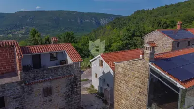 Steinhaus, Buzet - Panoramablick auf Motovun - 9