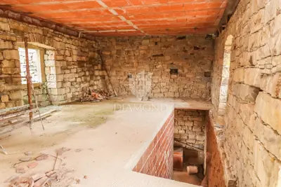Steinhaus, Buzet - Panoramablick auf Motovun - 21