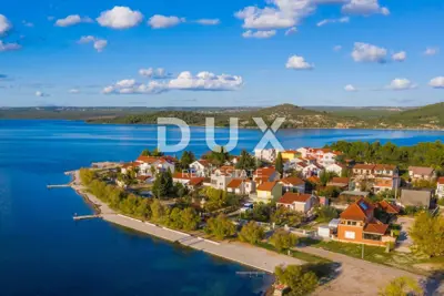 Baugrundstück, Bilice - an der Straße und nahe dem Prokljansee