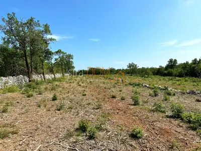 *Građevinsko zemljište u mjestu 8600 m²*