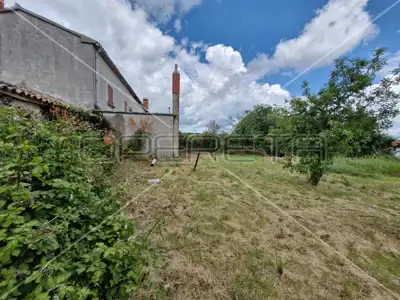 Haus 184 m², Barban - zur Adaptierung mit Gartenfläche