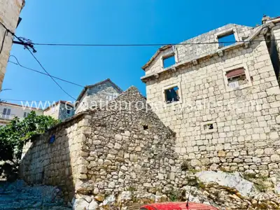 Kamena kuća 70 m², otok Brač - centar mjesta, pogled na more