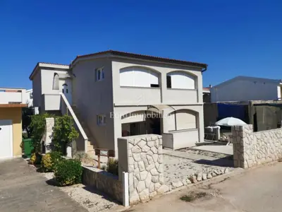 Kuća s dvije stambene jedinice udaljena 230 m od mora
