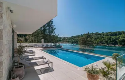 Villa 300 m², Otok Brač - prvi red do mora i bazen