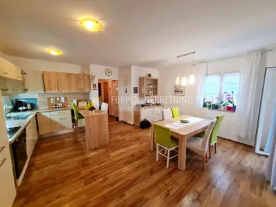 Stan 81 m², Novi Vinodolski - 3 spavaće sobe i 2 kupaonice