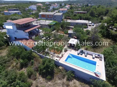 Haus 300 m², Primošten, ruhige Lage und Pool