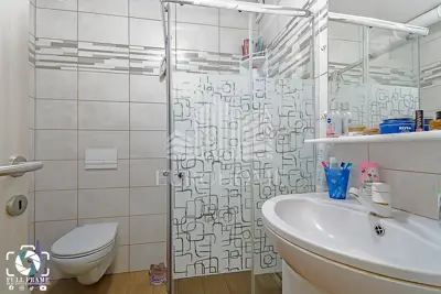 KUĆA NA TRI ETAŽE 250 m², RAVNICE - 13