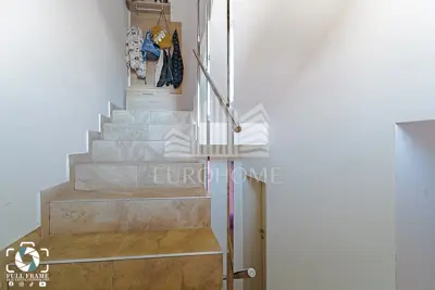 KUĆA NA TRI ETAŽE 250 m², RAVNICE - 11