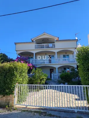 Haus 415 m², Petrčane - Meerblick und 3 Wohnungen