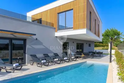 Vila 250 m² u Svetvinčentu, grijani bazen i sunčalište