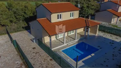Kuća 150 m², Fažana okolica - bazen i okućnica