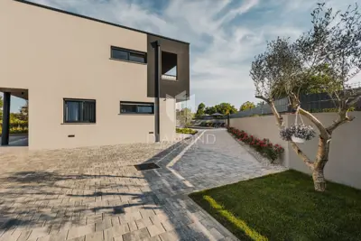 Vila 266 m², Umag okolica - bazen i vrt - 12