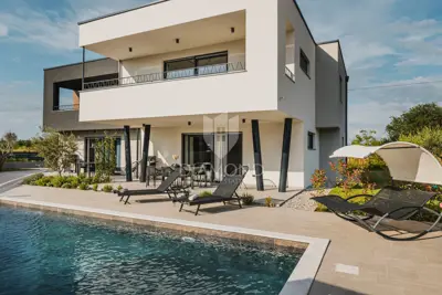Vila 266 m², Umag okolica - bazen i vrt - 11