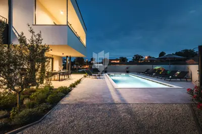 Vila 266 m², Umag okolica - bazen i vrt - 3