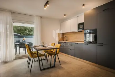Vila 266 m², Umag okolica - bazen i vrt - 8