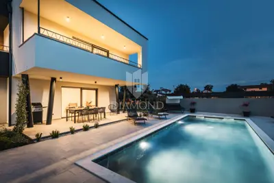 Vila 266 m², Umag okolica - bazen i vrt