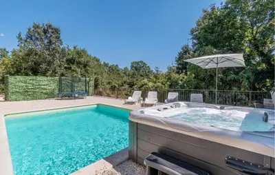 House 370 m², Barban - pool, jacuzzi and grounds 1,460 m² - 2