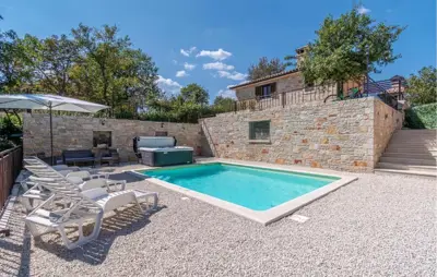 House 370 m², Barban - pool, jacuzzi and grounds 1,460 m²