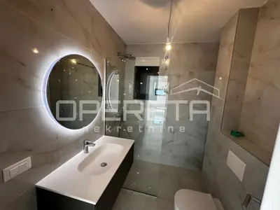 Penthouse in Okrug Gornji with a rooftop pool and sea view - 8