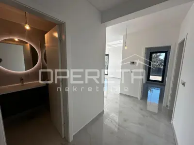 Penthouse in Okrug Gornji with a rooftop pool and sea view - 4