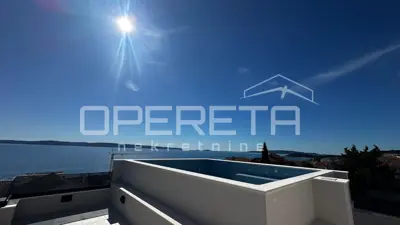 Penthouse in Okrug Gornji mit Dachpool und Meerblick