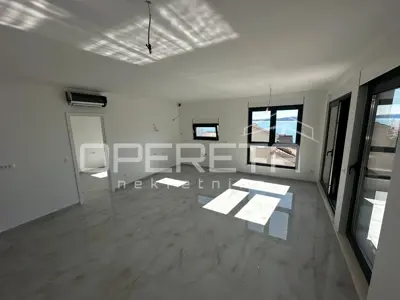 Penthouse in Okrug Gornji with a rooftop pool and sea view - 2