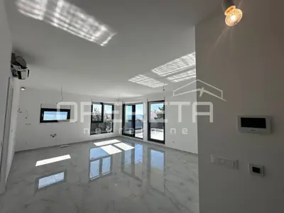 Penthouse in Okrug Gornji with a rooftop pool and sea view - 3