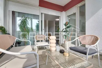 Wohnung/Büro 135 m², Pantovčak - Blick ins Grüne und Parkplatz - 5