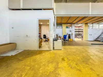 Poslovna hala 280 m², Umag - ured i wc - 13