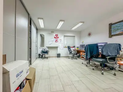Poslovna hala 280 m², Umag - ured i wc - 4