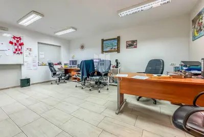 Poslovna hala 280 m², Umag - ured i wc - 10