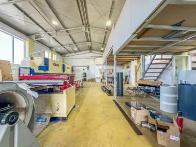 Poslovna hala 280 m², Umag - ured i wc - 11