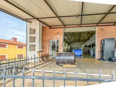 Poslovna hala 280 m², Umag - ured i wc - 6